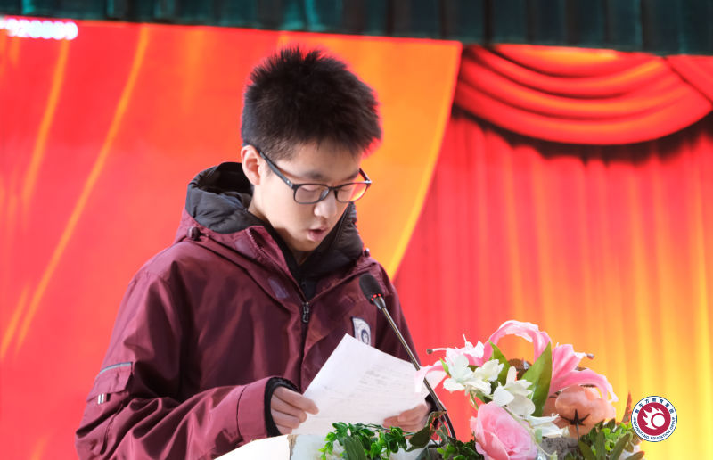 家长上台给娃颁奖啦金高高二年级召开2021秋季学期表彰大会